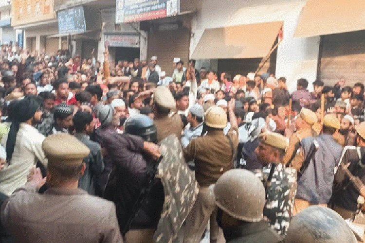 CM Yogi Action on Sambhal: बुर्के वाली दो महिलाएं कौन हैं, जिन्हें संभल केस में पुलिस ने पकड़ा