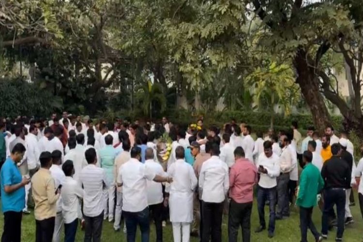 Political Stir in Maharashtra: महाराष्ट्र में सियासी हलचल तेज, अजित पवार से भारी संख्या में मिलने पहुंचे नेता और कार्यकर्ता