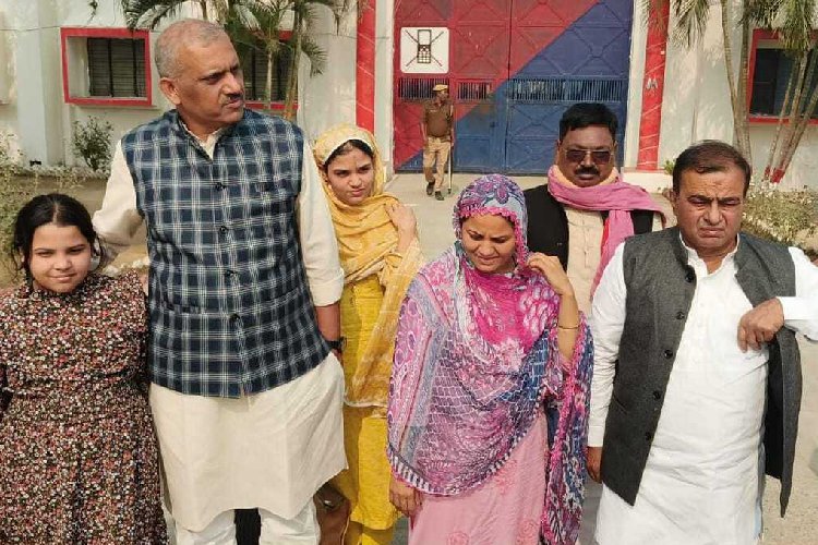 Irfan Solanki Meet Nasim Solanki: महाराजगंज जेल में पत्नी नसीम से क्या बोलकर रोने लगे इरफान?