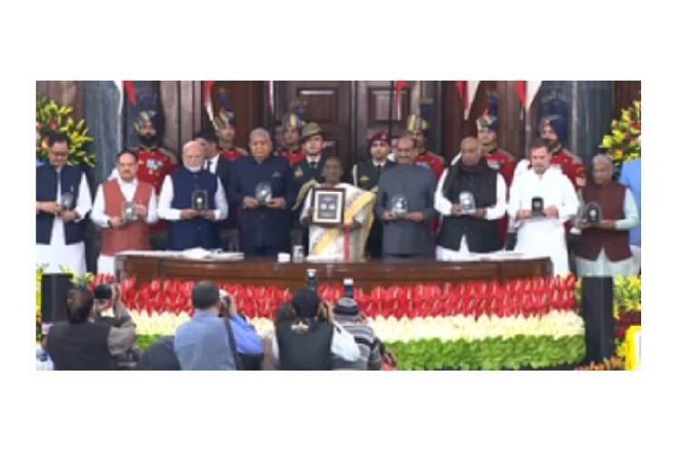 संविधान दिवस समारोह : राष्ट्रपति द्रौपदी मुर्मू ने संस्कृत और मैथिली में संविधान के संस्करण का विमोचन किया