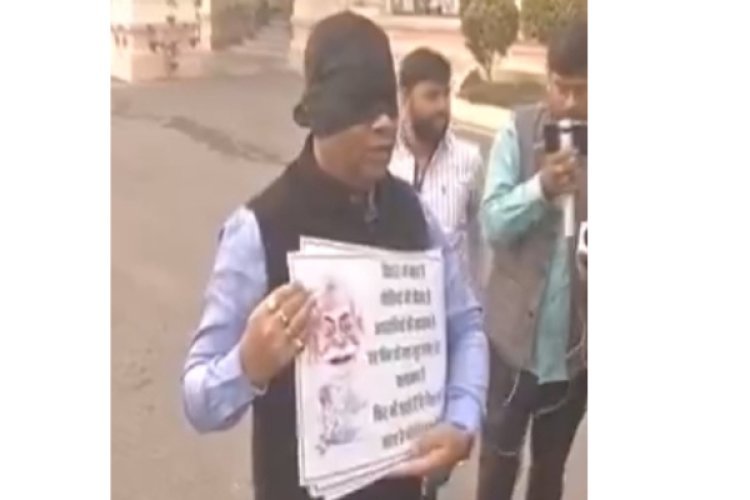 बिहार : आंखों पर काली पट्टी बांधकर पहुंचे राजद विधायक, वामपंथी दलों के विधायकों ने भी किया प्रदर्शन