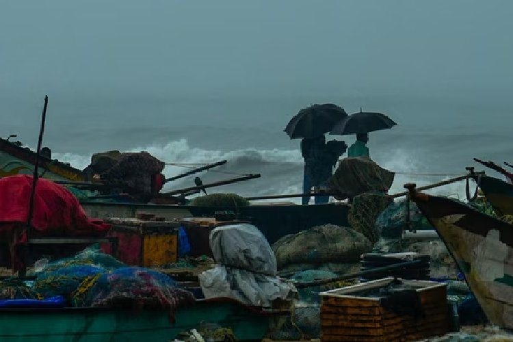 Cyclone Fengal: चक्रवात फेंगल को लेकर अर्लट मोड में पूर्वी नौसेना कमान