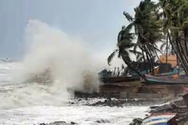 Tamil Nadu : चक्रवात फेंगल को लेकर अलर्ट जारी, कई जिलों में हो रही बारिश