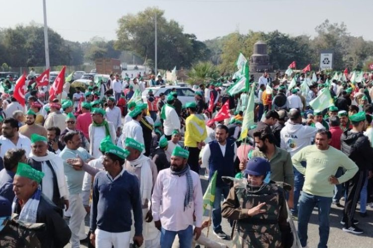 संसद का घेराव करने निकले किसान, आरएएफ और वज्र वाहन ने रोका रास्ता, ड्रोन से निगरानी