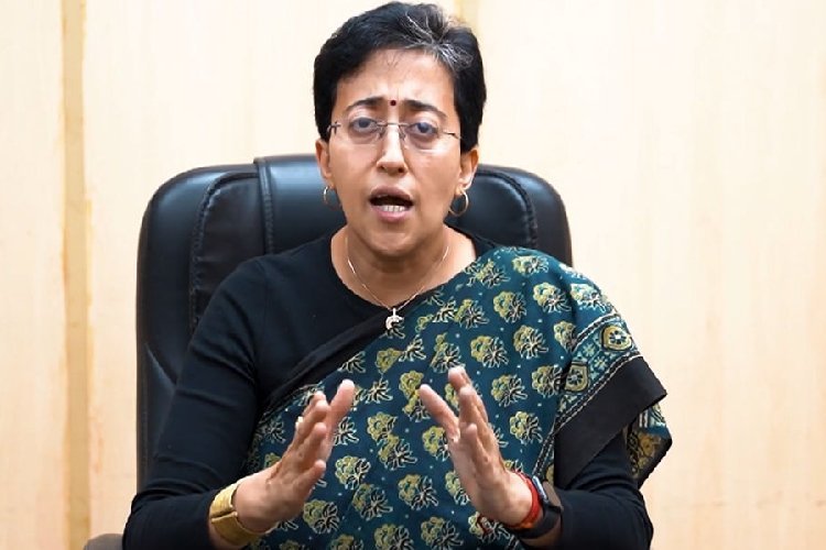नेब सराय में हुए ट्रिपल मर्डर मामले में दिल्ली की मुख्यमंत्री आतिशी ने केंद्र पर कसा तंज