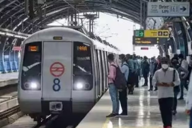 केबल चोरी से दिल्ली मेट्रो के ब्लू लाइन की सेवा बाधित, यात्री परेशान