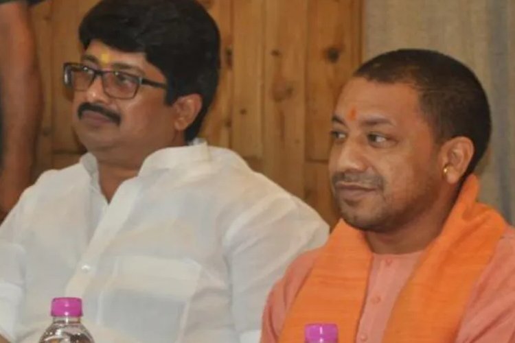 क्या CM Yogi Adityanath की Raja Bhaiya से गुपचुप बात हो रही है, फोन पर ही बनता है प्लान!