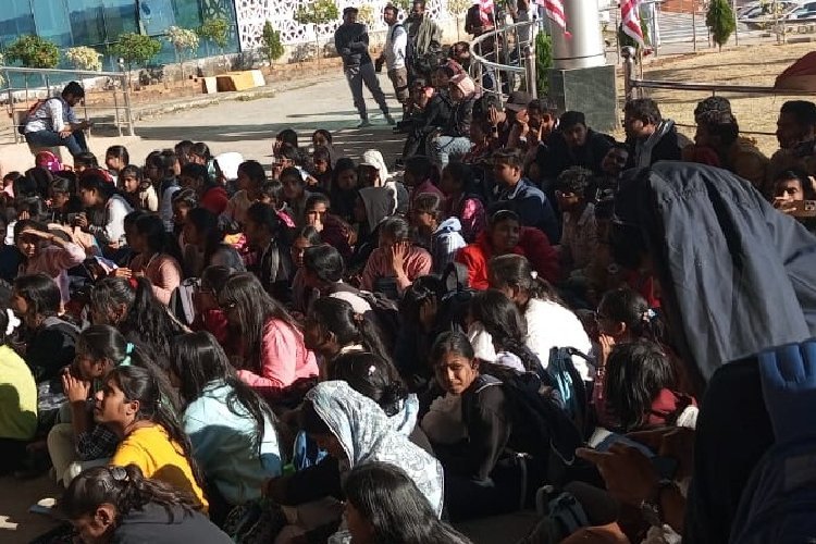 रांची में सेंट्रल यूनिवर्सिटी की छात्रा से रेप का प्रयास, गुस्साए छात्रों का प्रदर्शन