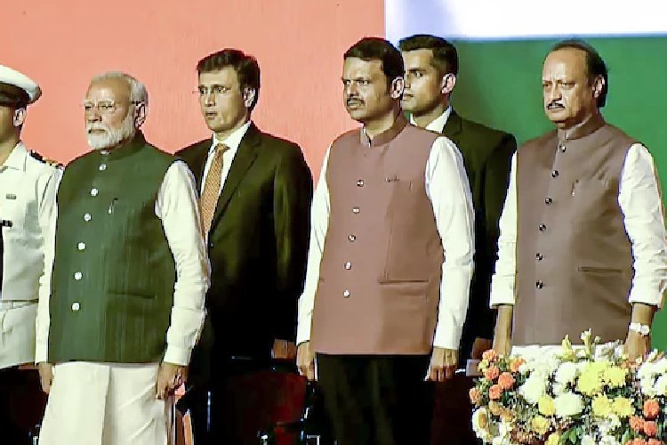 देवेंद्र फडणवीस और योगी में मुकाबला,महाराष्ट्र की तस्वीर में छिपा अगला प्रधानमंत्री! मोदी का इशारा!