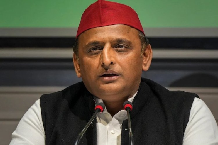 Sambhal में पत्थरबाजों पर Yogi के एक्शन से बौखलाई सपा, Akhilesh Yadav दंगाईयों को बताने लगे 'पीड़ित'