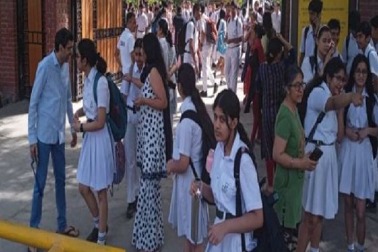 दिल्ली के दो स्कूलों को मिली बम से उड़ाने की धमकी, बच्चों को भेजा गया घर