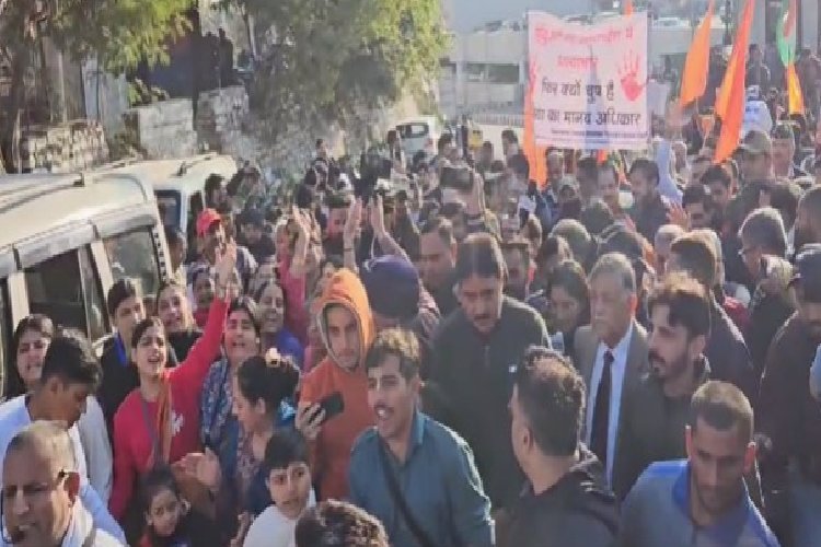 Bangladesh Incident: बांग्लादेश की घटनाओं के विरोध में जम्मू में हिंदू संगठनों का विरोध-प्रदर्शन