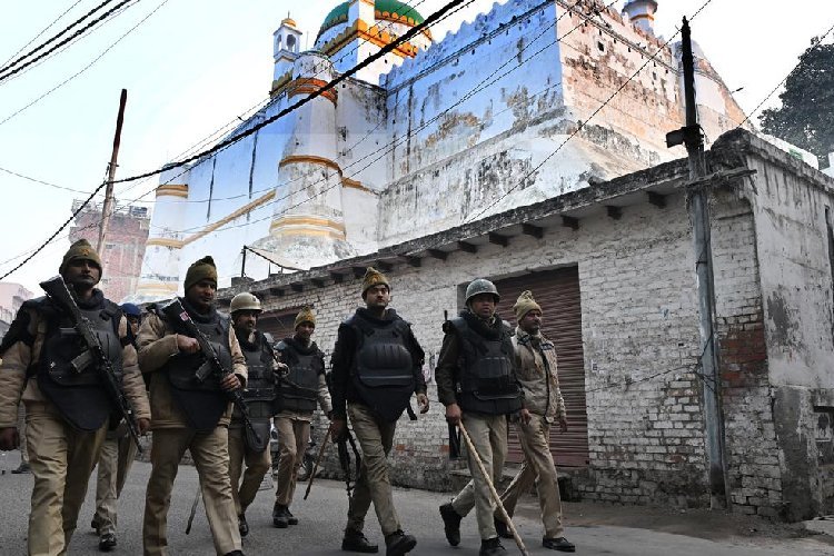 संभल में एक साथ पुलिस ने कई घरों में मारा छापा, ऐसा क्या मिला देखकर रह गई हैरान