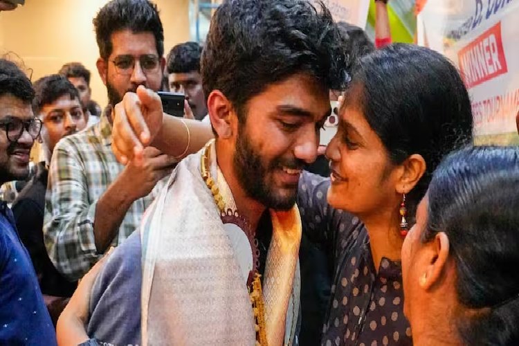 18 साल की उम्र में दुनिया के सबसे युवा शतरंज चैंपियन बने डोम्माराजू गुकेश
