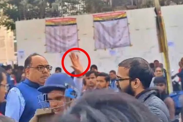 BPSC Candidates Protest: बिहार में बवाल बा! परीक्षा केंद्र के बाहर बीपीएससी अभ्यर्थी को डीएम ने जड़ा थप्पड़, फोटो वायरल