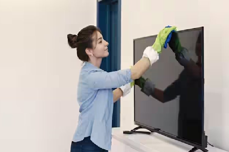 घर में Smart TV को साफ करने का ये है आसान तरीका