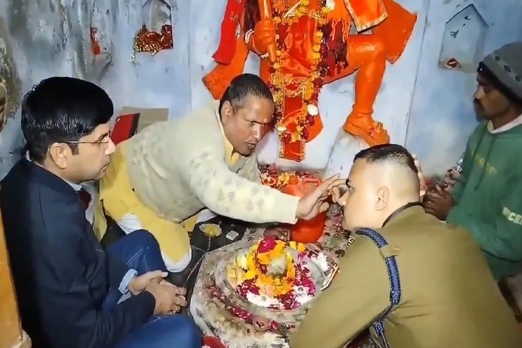 संभल में शिवलिंग और हनुमान मंदिर की पूजा में क्यों बैठे DM और SP?क्या IAS-IPS ऐसा नहीं कर सकते हैं?