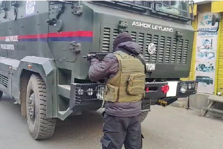 Jammu Kashmir: जम्मू-कश्मीर के कुलगाम में सुरक्षाबलों को मिली बड़ी कामयाबी, 5 आतंकी ढेर