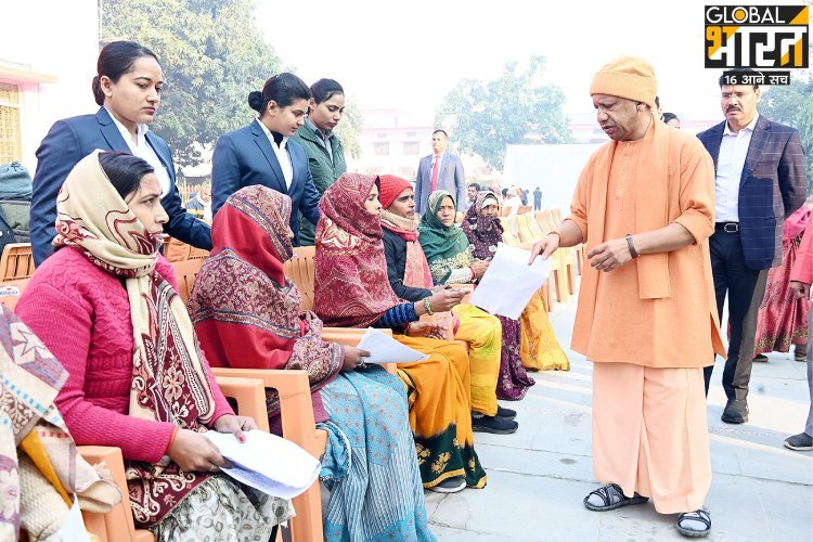एक बार फिर नजर आया CM योगी का उदार चेहरा, जनता दर्शन में गरीबों को दिलाया भरोसा, कहा- हिंदू हो या मुसलमान मकान भी दिलाएंगे, इलाज भी कराएंगे
