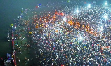 Maha Kumbh 2025: मकर संक्रांति अमृत स्नान पर श्रद्धालुओं ने तट पर किया पूजन अर्चन