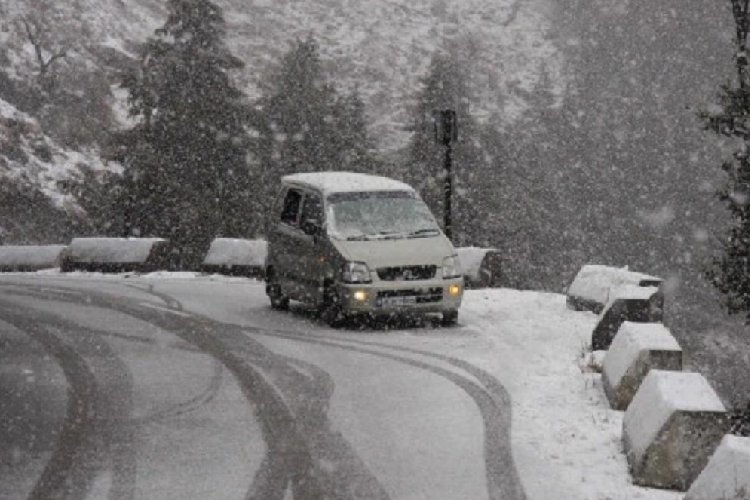 पहाड़ों पर बर्फ देखने जा रहे हैं तो सावधान - इन बातों का ध्यान रखें