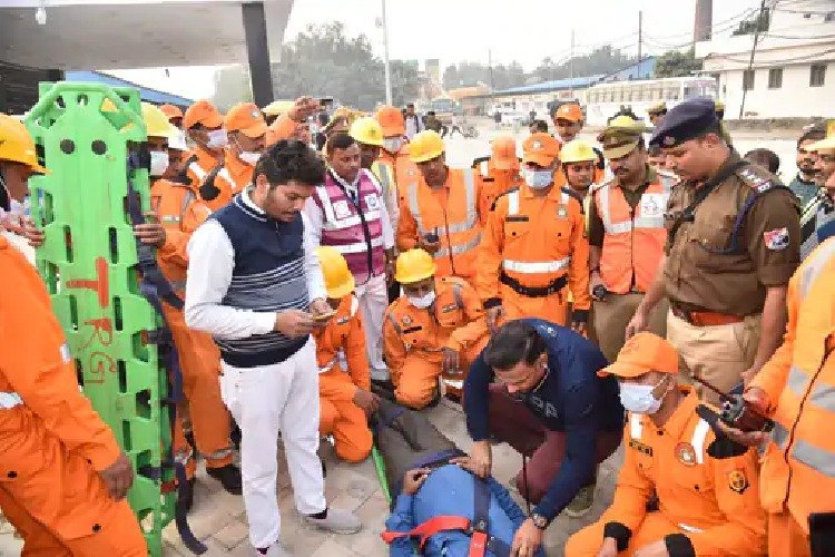 प्रयागराज जंक्शन पर मॉक ड्रिल: महाकुंभ से पहले NDRF-SDRF और रेलवे पुलिस का रिहर्सल