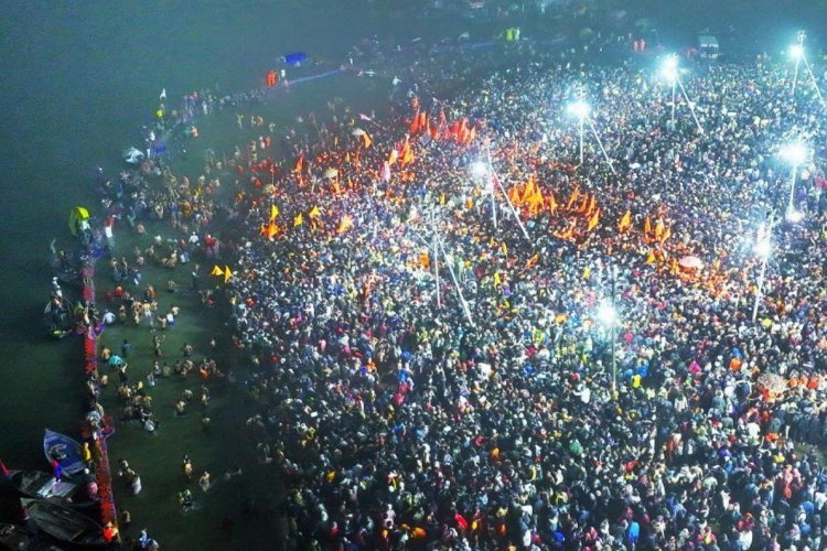 Maha Kumbh 2025: मकर संक्रांति अमृत स्नान पर श्रद्धालुओं ने तट पर किया पूजन अर्चन