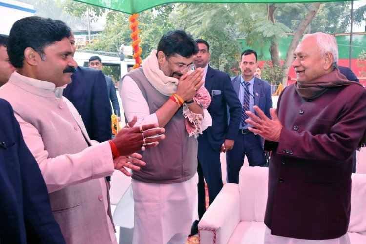 Bihar Makar Sankranti Politics: लोजपा रामविलास के दही-चूड़ा भोज में पहुंचे नीतीश पर चिराग ही नहीं आए नजर, क्या पकेगी खिचड़ी?