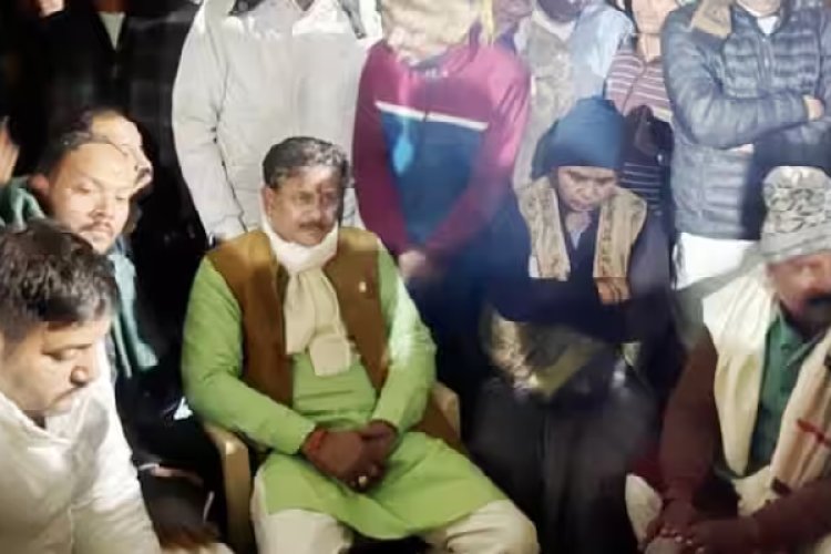 BJP नेता की थाने में जमकर पिटाई, अखिलेश ने ट्वीट कर साधा निशाना, 3 दारोगा समेत 4 पुलिस वाले सस्पेंड