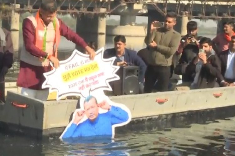 प्रवेश वर्मा ने यमुना में डुबोया केजरीवाल का कटआउट?  कान पकड़कर माफी भी मंगवाया