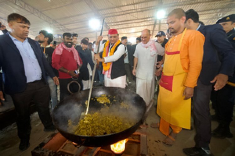 अखिलेश ने कुंभ में मुलायम की मूर्ति पर किया माल्यार्पण, इस्कॉन भंडारे में प्रसाद भी बनाया