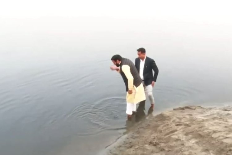 आतिशी ने दिया था चैलेंज, दहिसरा गांव पहुंचे सीएम सैनी ने यमुना के पानी से किया आचमन