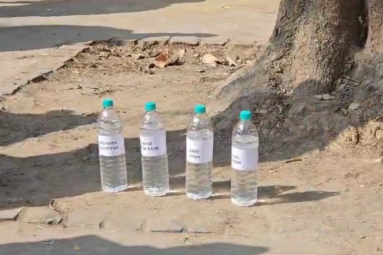 BJP मुख्यालय के बाहर पानी की बोतल छोड़कर लौटे AAP नेता, अमित शाह, नायब सैनी, वीरेंद्र सचदेवा और राहुल गांधी का लिखा नाम