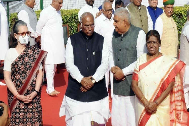 राष्ट्रपति मुर्मू को लेकर सोनिया-राहुल ने ऐसा क्या कह दिया कि मच गया हंगामा