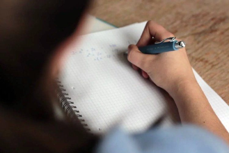 बिहार में इंटरमीडिएट की परीक्षा शुरू, इतने लाख परीक्षार्थी हुए शामिल, इस मामले में छात्रों को टक्कर दे रहीं छात्राएं