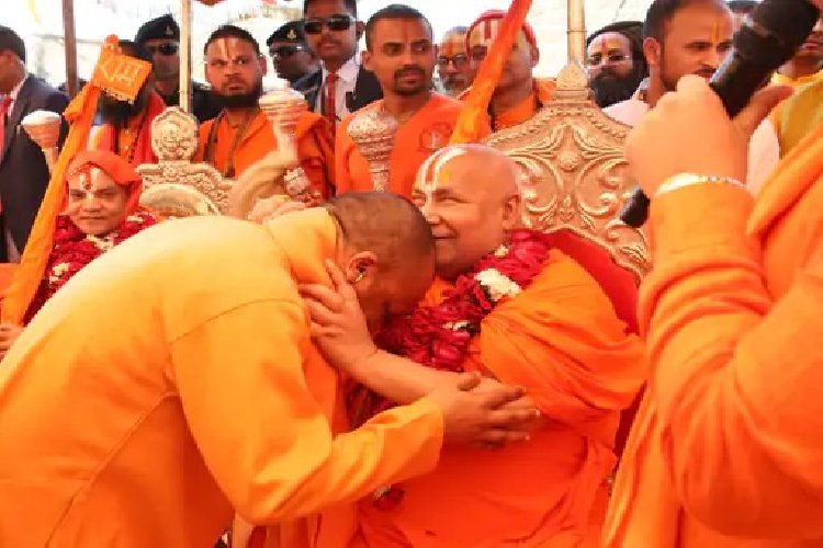 भगदड़ वाली जगह पहुंचे सीएम योगी ने क्या-क्या देखा, किसकी तारीफ की?