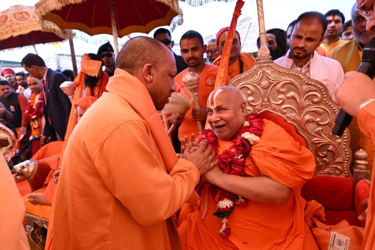 महाकुंभ पहुंचे CM Yogi ने सनातन विरोधियों पर साधा निशाना