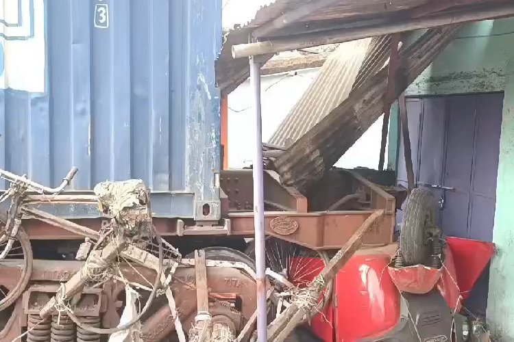 राउरकेला में पटरी से उतर बस्ती में जा घुसी ट्रेन, कई वाहनों के उड़े परखच्चे, मचा हड़कंप