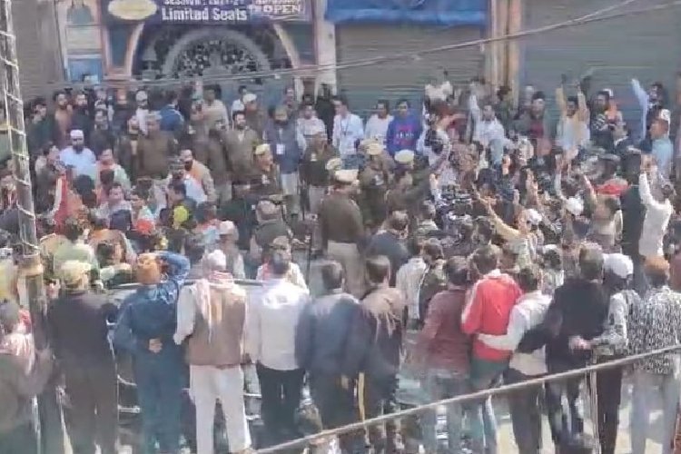 Delhi Elections 2025: सीलमपुर में भारी हंगामा, BJP ने बुर्के की आड़ लेकर फर्जी वोटिंग का लगाया आरोप
