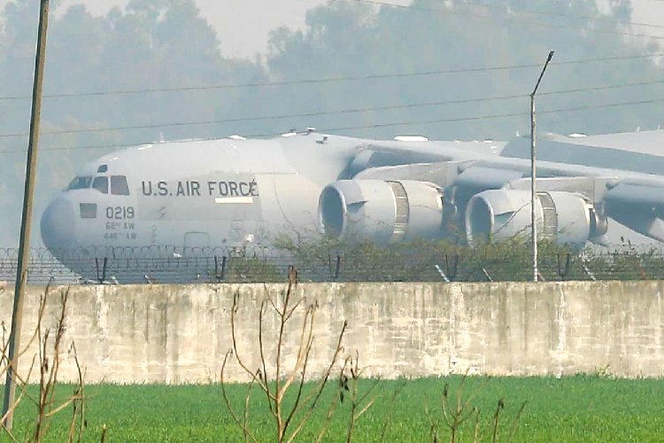 US military aircraft में गुजरात और UP के इतने लोग थे सवार, हाथ-पैर में हथकड़ी की जान लीजिए सच्चाई