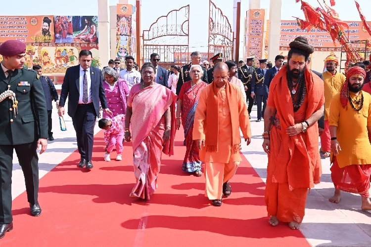 महाकुंभ में खास साड़ी पहन कर आई राष्ट्रपति! खासियत और कीमत नहीं जानते होंगे!