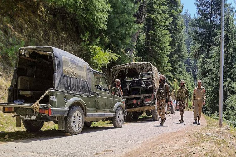 एलओसी के पास बड़ा धमाका, 2 जवान शहीद, एक घायल