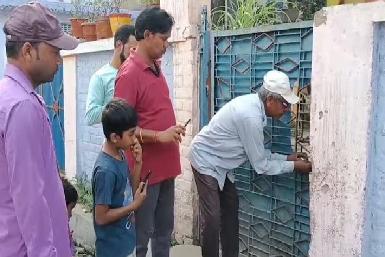 बुजुर्ग मां को घर में बंद कर पुण्य कमाने ससुरालवालों के साथ महाकुंभ चला गया बेटा