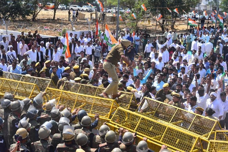 राजस्थान विधानसभा के बाहर क्यों विरोध-प्रदर्शन कर रहे हैं कांग्रेस के बड़े-बड़े नेता? जानिए पूरा मामला...