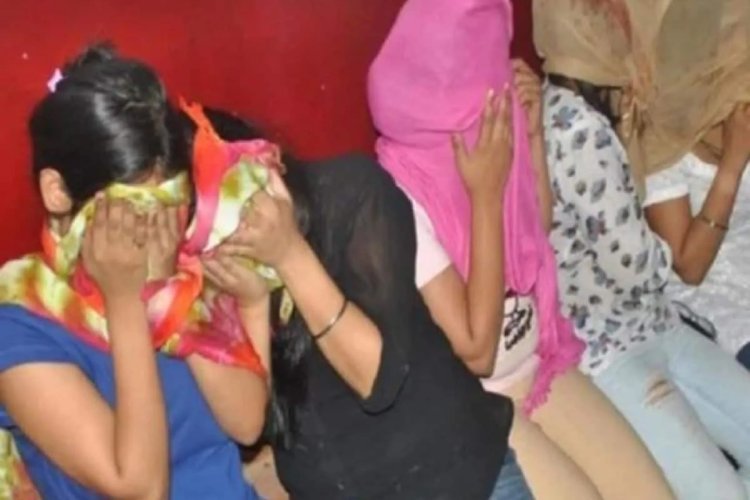 मोहम्मद जाहिद फ्लैट में कर रहा था गंदा काम, पुलिस पहुंची तो हुआ चौंकाने वाला खुलास, पूरे रैकेट का हुआ पर्दाफाश...