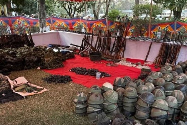 मणिपुर में शांति की पहल, इस समुदाय के लोगों ने सरेंडर किए 200 से अधिक हथियार, राज्यपाल ने दिया था 7 दिनों का समय