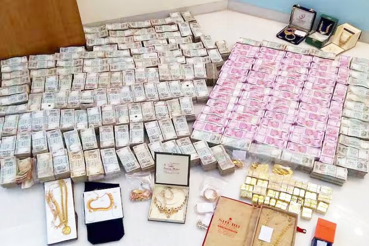 बाराती बनकर पहुंचे आयकर विभाग के अधिकारी, गेट नहीं खुला तो सीढ़ी मंगाकर घुसे अंदर, फिर जो मिला...