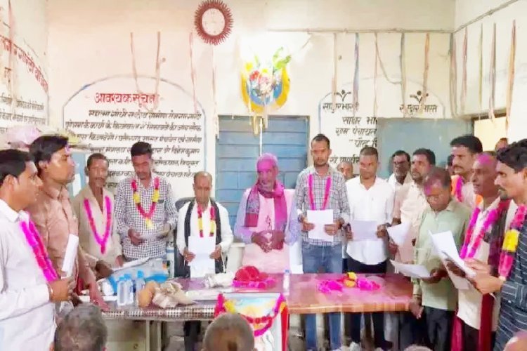 महिला पंचों को घर में रखकर शपथ लेने पहुंच गए उनके पति, वीडियो वायरल होते ही मचा हंगामा, पंचायत सचिव निलंबित