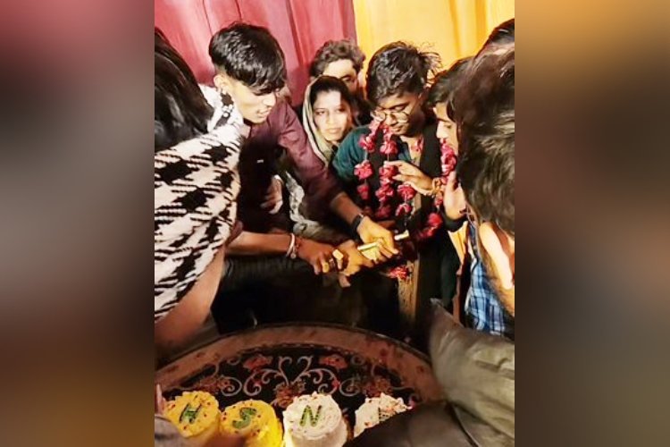 तमंचे से काटा केक, वीडियो हुआ वायरल, फिर आ गई पुलिस....