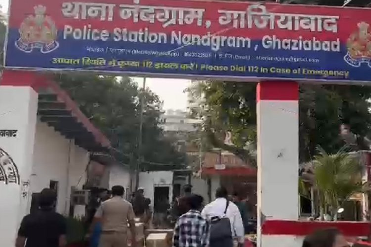 ''गलत तरीके छुआ, बाल खींचे...'' गाजियाबाद की युवती ने 400 लोगों पर छेड़खानी का लगाया आरोप!